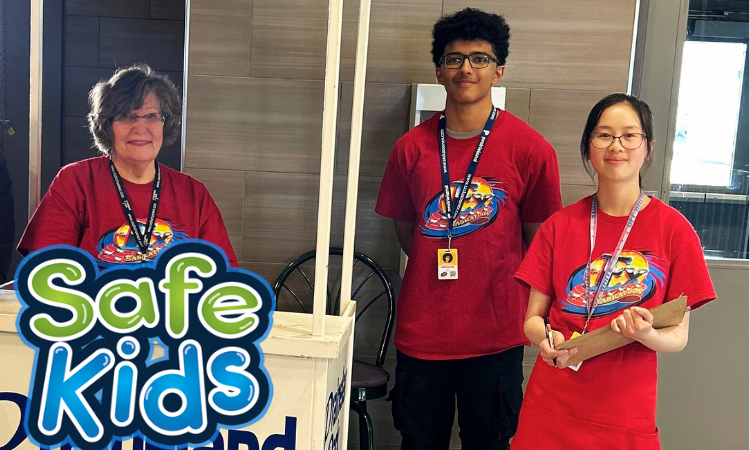 Safe kids- volunteers at Kiosk